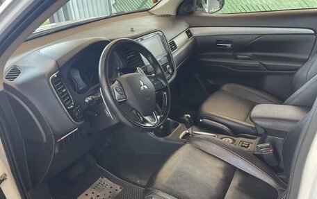 Mitsubishi Outlander III рестайлинг 3, 2013 год, 1 500 000 рублей, 16 фотография