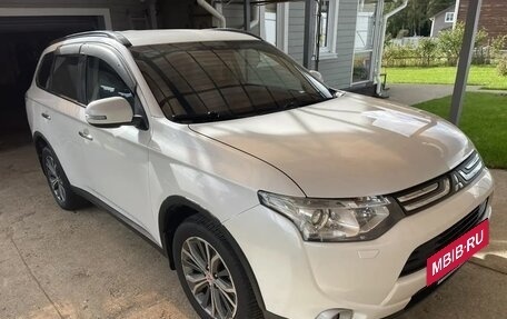 Mitsubishi Outlander III рестайлинг 3, 2013 год, 1 500 000 рублей, 3 фотография