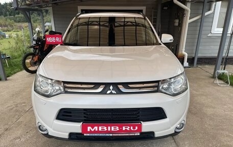 Mitsubishi Outlander III рестайлинг 3, 2013 год, 1 500 000 рублей, 9 фотография