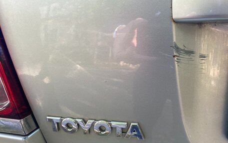 Toyota Avensis III рестайлинг, 2004 год, 690 000 рублей, 32 фотография