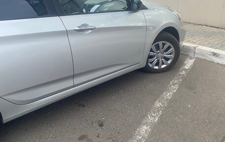 Hyundai Solaris II рестайлинг, 2011 год, 700 000 рублей, 5 фотография