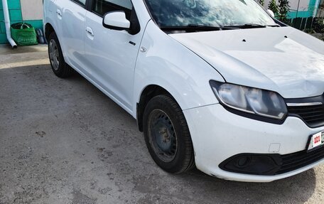 Renault Logan II, 2017 год, 650 000 рублей, 3 фотография