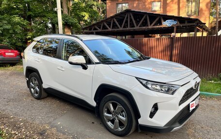 Toyota RAV4, 2021 год, 3 050 000 рублей, 7 фотография