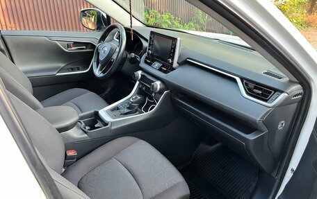 Toyota RAV4, 2021 год, 3 050 000 рублей, 9 фотография