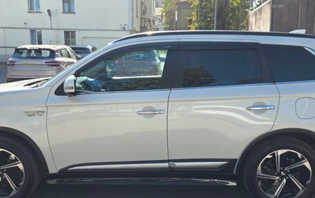 Mitsubishi Outlander III рестайлинг 3, 2020 год, 3 900 000 рублей, 2 фотография