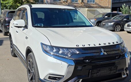 Mitsubishi Outlander III рестайлинг 3, 2020 год, 3 900 000 рублей, 6 фотография