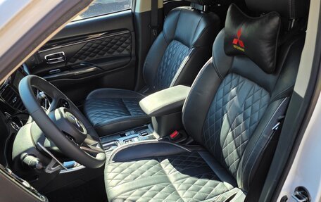 Mitsubishi Outlander III рестайлинг 3, 2020 год, 3 900 000 рублей, 12 фотография