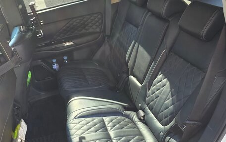 Mitsubishi Outlander III рестайлинг 3, 2020 год, 3 900 000 рублей, 14 фотография