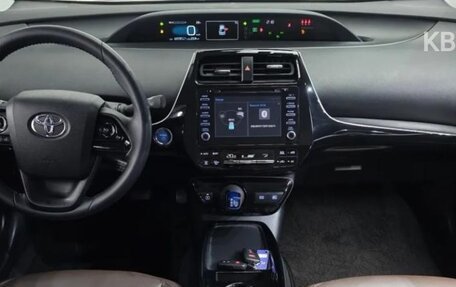 Toyota Prius IV XW50, 2022 год, 1 742 000 рублей, 5 фотография