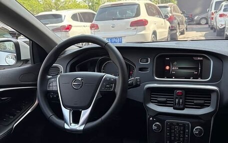 Volvo V40 II рестайлинг, 2019 год, 1 070 000 рублей, 12 фотография