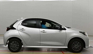 Toyota Yaris, 2022 год, 1 088 000 рублей, 3 фотография