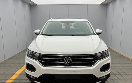 Volkswagen T-Roc I, 2022 год, 1 690 000 рублей, 2 фотография