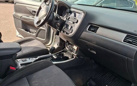 Mitsubishi Outlander III рестайлинг 3, 2017 год, 1 560 000 рублей, 2 фотография