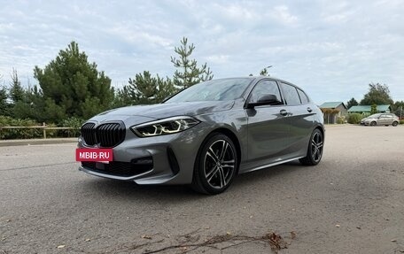 BMW 1 серия, 2022 год, 2 750 000 рублей, 2 фотография