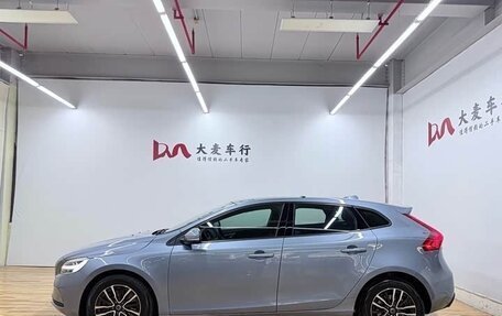 Volvo V40 II рестайлинг, 2018 год, 950 777 рублей, 4 фотография