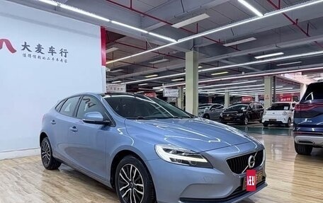 Volvo V40 II рестайлинг, 2018 год, 950 777 рублей, 3 фотография