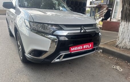 Mitsubishi Outlander III рестайлинг 3, 2019 год, 2 030 000 рублей, 2 фотография