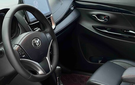 Toyota Yaris XP150 рестайлинг, 2022 год, 1 090 000 рублей, 11 фотография