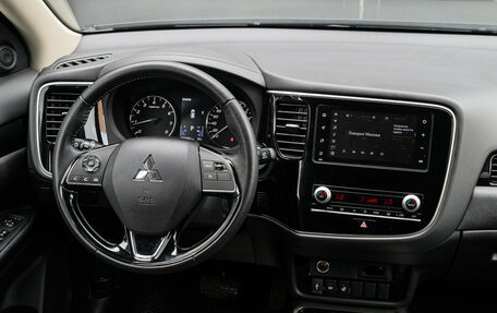 Mitsubishi Outlander III рестайлинг 3, 2020 год, 2 260 000 рублей, 10 фотография