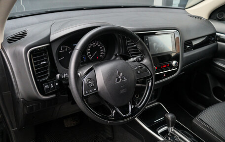 Mitsubishi Outlander III рестайлинг 3, 2020 год, 2 260 000 рублей, 11 фотография
