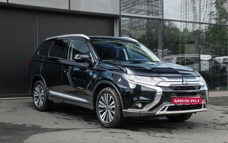 Mitsubishi Outlander III рестайлинг 3, 2020 год, 2 260 000 рублей, 3 фотография