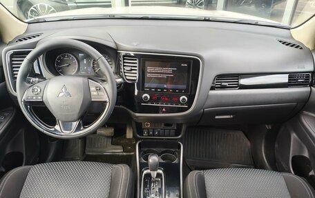 Mitsubishi Outlander III рестайлинг 3, 2020 год, 1 979 000 рублей, 9 фотография