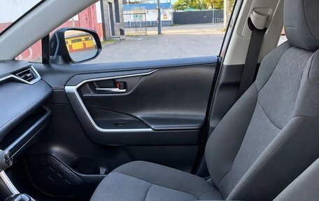 Toyota RAV4, 2021 год, 3 690 000 рублей, 6 фотография