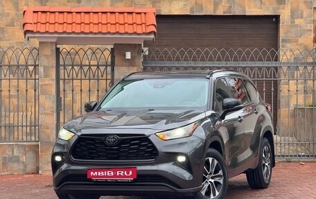 Toyota Highlander, 2022 год, 3 990 000 рублей, 2 фотография