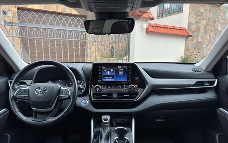 Toyota Highlander, 2022 год, 3 990 000 рублей, 29 фотография