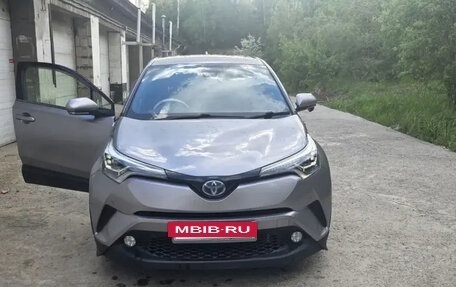 Toyota C-HR I рестайлинг, 2017 год, 1 780 000 рублей, 7 фотография