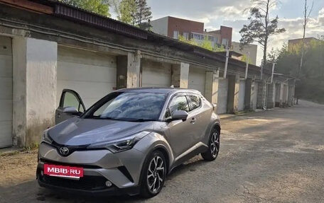 Toyota C-HR I рестайлинг, 2017 год, 1 780 000 рублей, 4 фотография