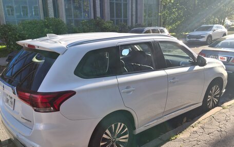 Mitsubishi Outlander III рестайлинг 3, 2022 год, 2 400 000 рублей, 3 фотография