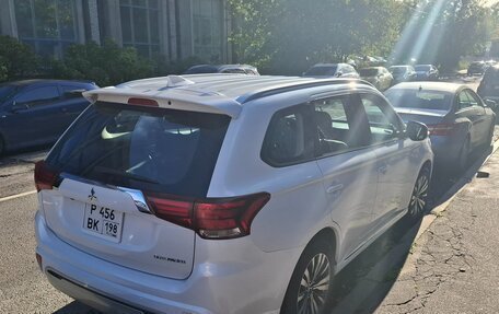 Mitsubishi Outlander III рестайлинг 3, 2022 год, 2 400 000 рублей, 7 фотография