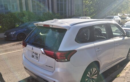 Mitsubishi Outlander III рестайлинг 3, 2022 год, 2 400 000 рублей, 5 фотография