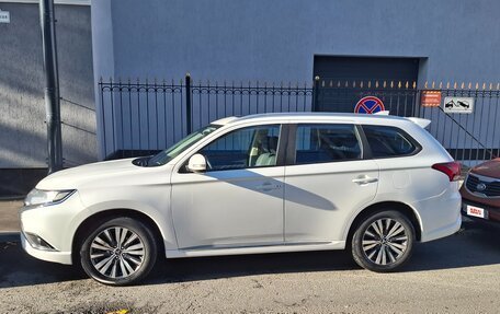 Mitsubishi Outlander III рестайлинг 3, 2022 год, 2 400 000 рублей, 2 фотография