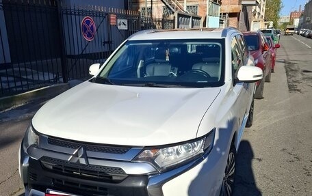 Mitsubishi Outlander III рестайлинг 3, 2022 год, 2 400 000 рублей, 6 фотография