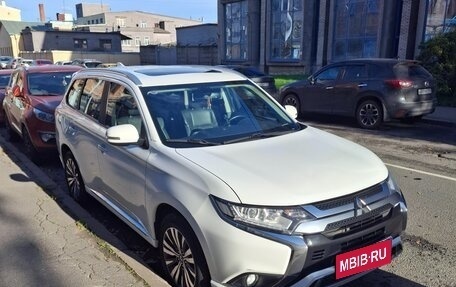 Mitsubishi Outlander III рестайлинг 3, 2022 год, 2 400 000 рублей, 4 фотография
