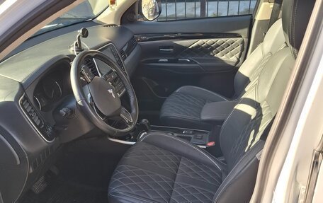 Mitsubishi Outlander III рестайлинг 3, 2022 год, 2 400 000 рублей, 10 фотография