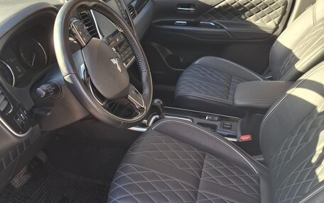 Mitsubishi Outlander III рестайлинг 3, 2022 год, 2 400 000 рублей, 11 фотография