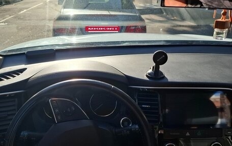 Mitsubishi Outlander III рестайлинг 3, 2022 год, 2 400 000 рублей, 12 фотография