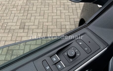 Volkswagen Multivan T6 рестайлинг, 2022 год, 6 800 000 рублей, 17 фотография