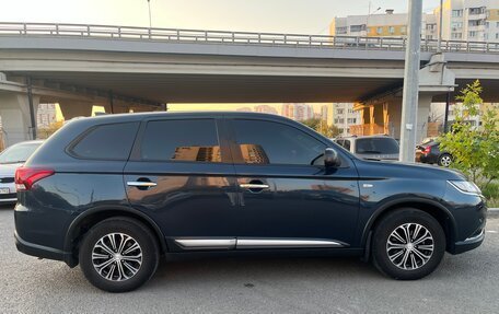 Mitsubishi Outlander III рестайлинг 3, 2019 год, 1 970 000 рублей, 4 фотография