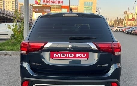 Mitsubishi Outlander III рестайлинг 3, 2019 год, 1 970 000 рублей, 2 фотография