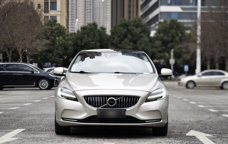 Volvo V40 II рестайлинг, 2016 год, 1 040 000 рублей, 2 фотография