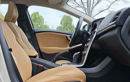 Volvo V40 II рестайлинг, 2016 год, 1 040 000 рублей, 10 фотография