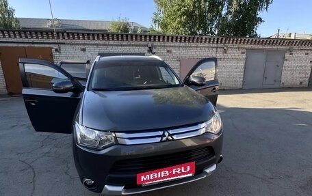 Mitsubishi Outlander III рестайлинг 3, 2014 год, 1 600 000 рублей, 3 фотография