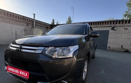 Mitsubishi Outlander III рестайлинг 3, 2014 год, 1 600 000 рублей, 2 фотография