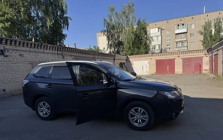 Mitsubishi Outlander III рестайлинг 3, 2014 год, 1 600 000 рублей, 7 фотография