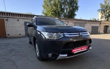 Mitsubishi Outlander III рестайлинг 3, 2014 год, 1 600 000 рублей, 4 фотография