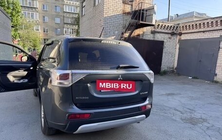 Mitsubishi Outlander III рестайлинг 3, 2014 год, 1 600 000 рублей, 6 фотография